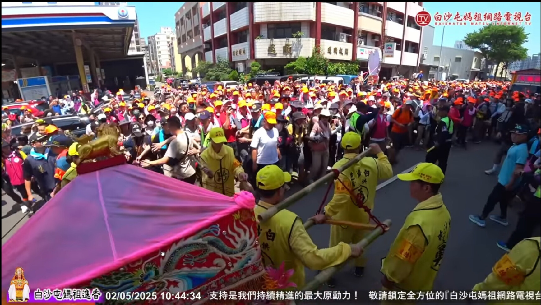 粉紅超跑:轎班人員抬著白沙屯媽祖的神轎急行的樣子